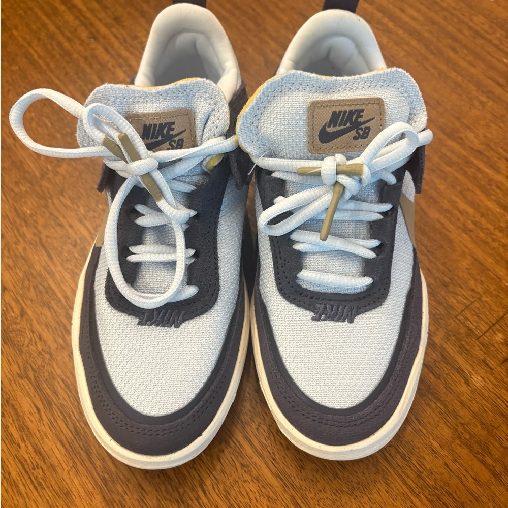 Nike Kids Low-Top Sneakers in Light Blue & Navy